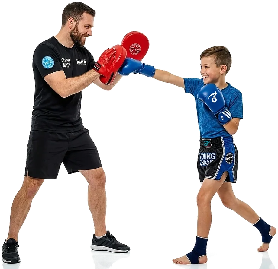 Licencovaný trenér ČAK a mladý kickboxer při nácviku na lapách